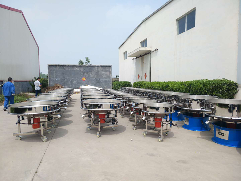 列隊整齊的篩機,整裝待發,它們即將前往內蒙阿拉善旗廣闊的天地